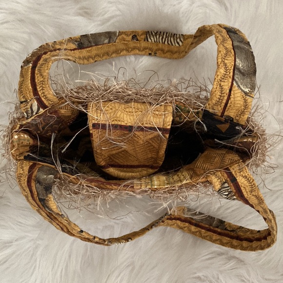 Animal intrigue shoulder bag. Grab and go in style - Picture 5 of 11